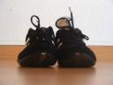 Neue Schuhe (schwarze Wildlederturnschuhe) von vorn