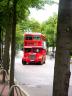 Roter Doppeldecker-Bus von vorne