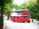 Roter Doppeldeckerbus von der Seite