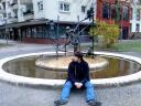 {2007-04-05Getroffen} Ekty an einem der 204 Brunnen Karlsruhes